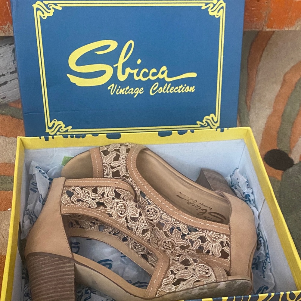 Sbicca Women's Beige Lace Heels